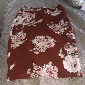 Long maxi skirt with pink flowers ! It’s beautiful